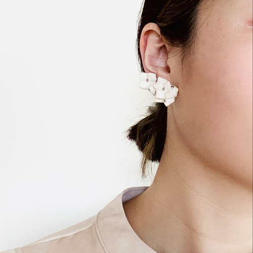 陶器の 白アジサイ アシンメトリー ピアス / イヤリング ピアス 