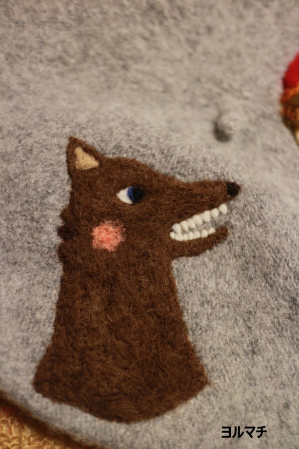 「赤ずきんちゃんと狼」羊毛刺繍のベレー帽 3枚目の画像