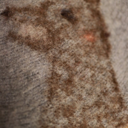 「赤ずきんちゃんと狼」羊毛刺繍のベレー帽 4枚目の画像