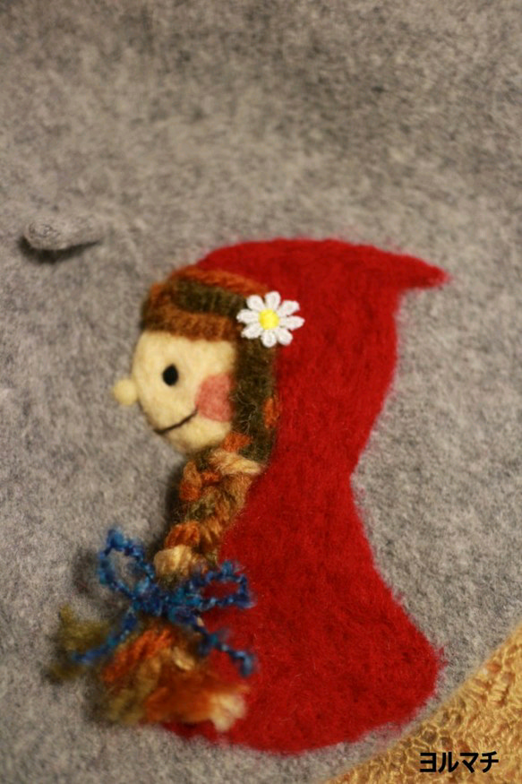 受注生産「赤ずきんちゃんと狼」羊毛刺繍のベレー帽 2枚目の画像