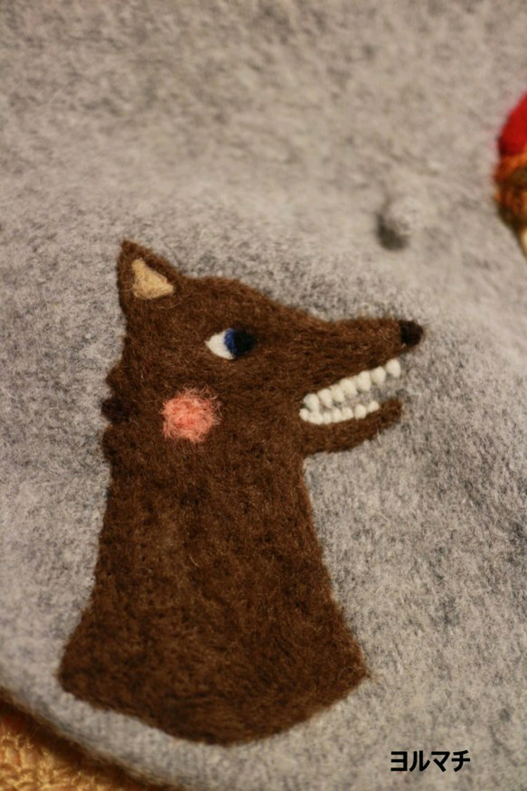受注生産「赤ずきんちゃんと狼」羊毛刺繍のベレー帽 3枚目の画像