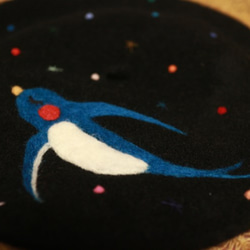 受注生産「夜を飛ぶツバメ」羊毛刺繍のベレー帽 2枚目の画像