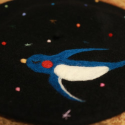 受注生産「夜を飛ぶツバメ」羊毛刺繍のベレー帽 4枚目の画像