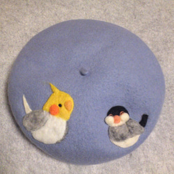 「文鳥とオカメインコ」羊毛刺繍のベレー帽 1枚目の画像