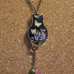 「蝶々と猫」レジンのネックレス 1枚目の画像