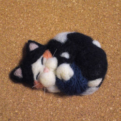 「毛糸と猫」羊毛フェルトのブローチ 1枚目の画像