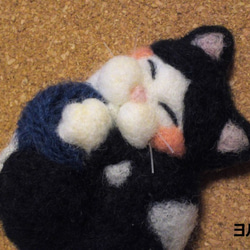 「毛糸と猫」羊毛フェルトのブローチ 3枚目の画像