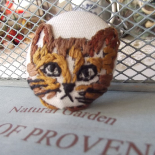 猫刺繍のくるみボタンのブローチ（送料無料） ブローチ roko