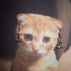 再販：耳元で猫が揺れる銀のピアス（送料無料） 6枚目の画像