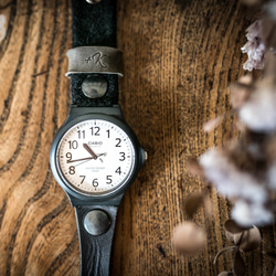 ベロアとヌメ革の2TONE腕時計 / アナログ針 / レトロブラック / ひとまわり大きな【大】 6枚目の画像