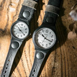 絲絨與鞣製皮革 2TONE 手錶 / 類比指針 / 復古黑色 / 配對手錶 第6張的照片