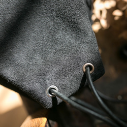本革スウェード/ベロア製巾着サコッシュバッグ 黒 7枚目の画像