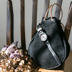 ベロアとヌメ革の2TONE腕時計×本革ベロア製巾着サコッシュバッグ 1枚目の画像