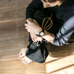 ベロアとヌメ革の2TONE腕時計×本革ベロア製巾着サコッシュバッグ 2枚目の画像