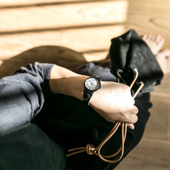 ベロアとヌメ革の2TONE腕時計×本革ベロア製巾着サコッシュバッグ 10枚目の画像