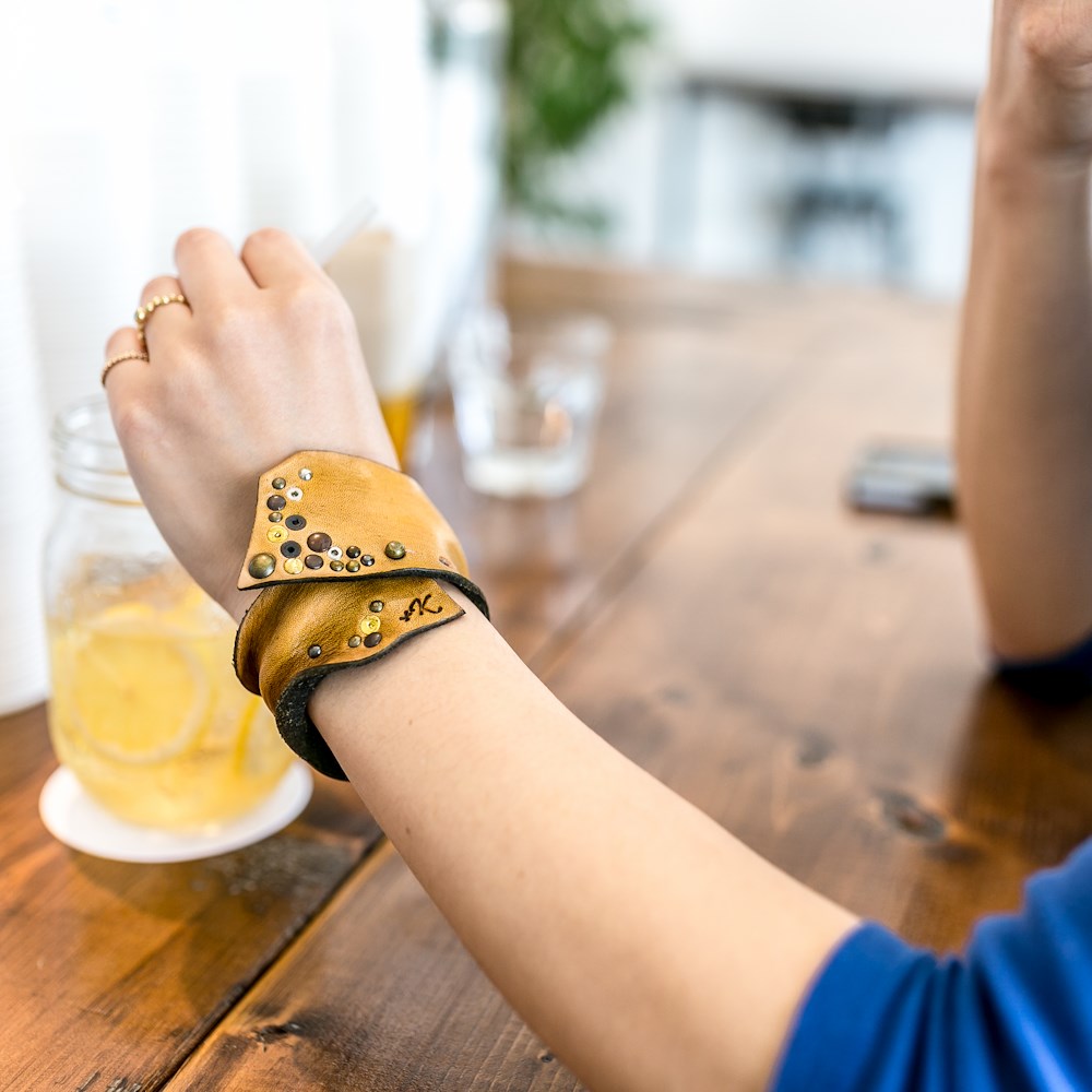 リストコート / 手首用トレンチコート - ヴィンテージレザーブレスレット スタッズver