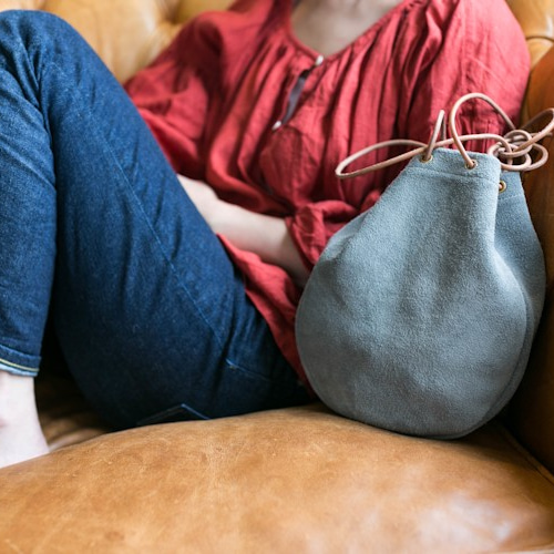 本革スウェード/ベロア製巾着サコッシュバッグ グレー ポシェット +K