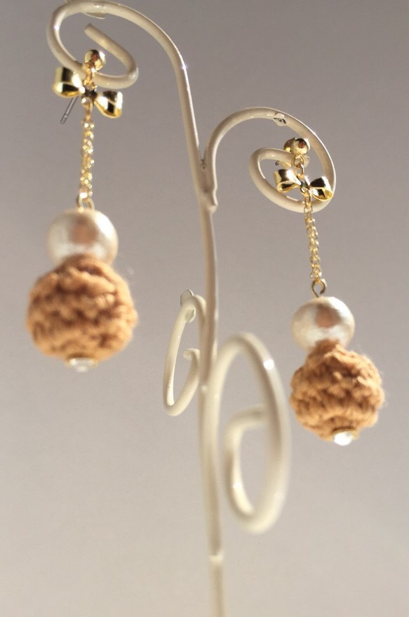 棉花珍珠豐滿針織擺動的耳環[訂單生產] 第4張的照片