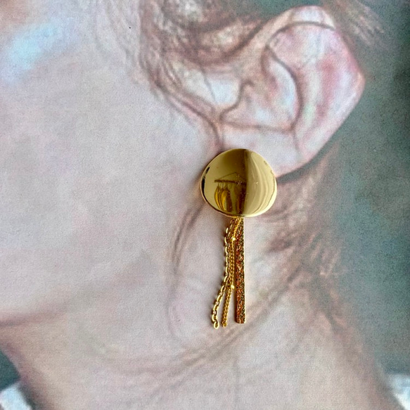 金色不對稱耳環 第2張的照片