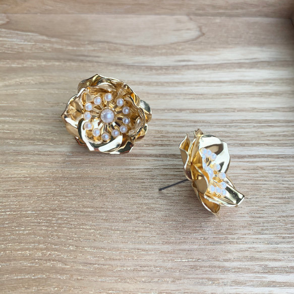 珍珠花朵不對稱耳環 第4張的照片