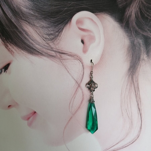 再販✖️15 ドイツ製 ヴィンテージアクリル エメラルド ピアス 