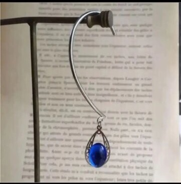 再販✖️30  注意あり❗️色変更可能　 色づく世界 イヤーフック 青のヴィンテージガラス 3枚目の画像
