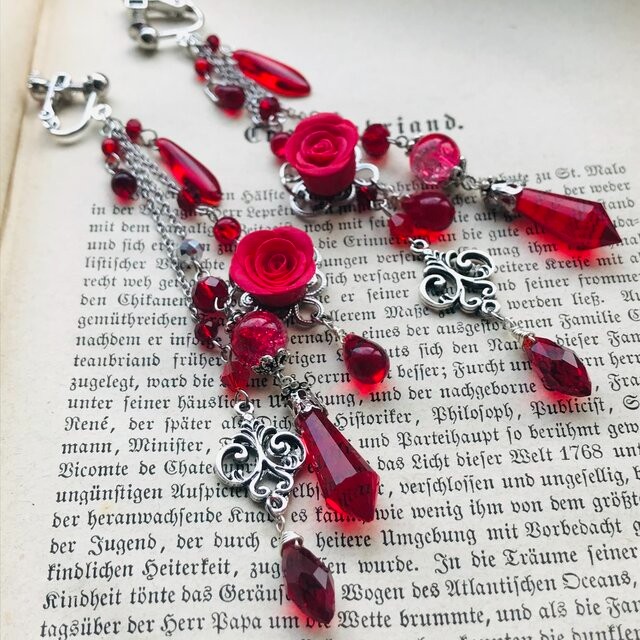 再販✖️8　＊イロアソビ＊　赤薔薇　シャンデリア ガラス　しゃらしゃら　ピアス　イヤリング