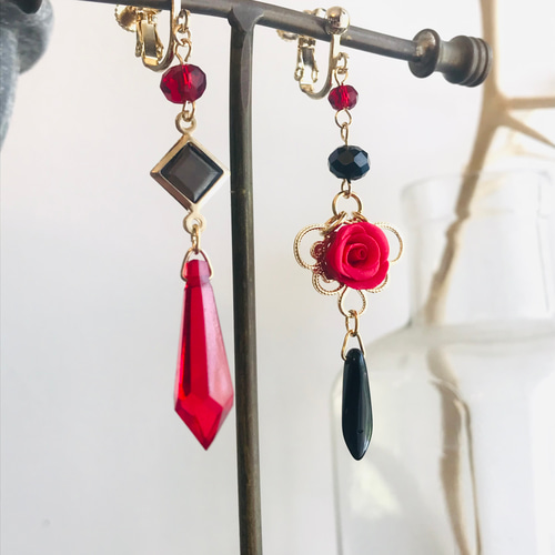 192 ハイクオリティ赤薔薇一輪✖︎薔薇と3Aガラスじゃら ピアスor