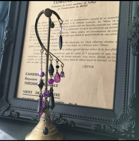 再販✖️26  夜の魔術部　ヴィランズ　マルフィ　紫と黒のイヤーフック 3枚目の画像