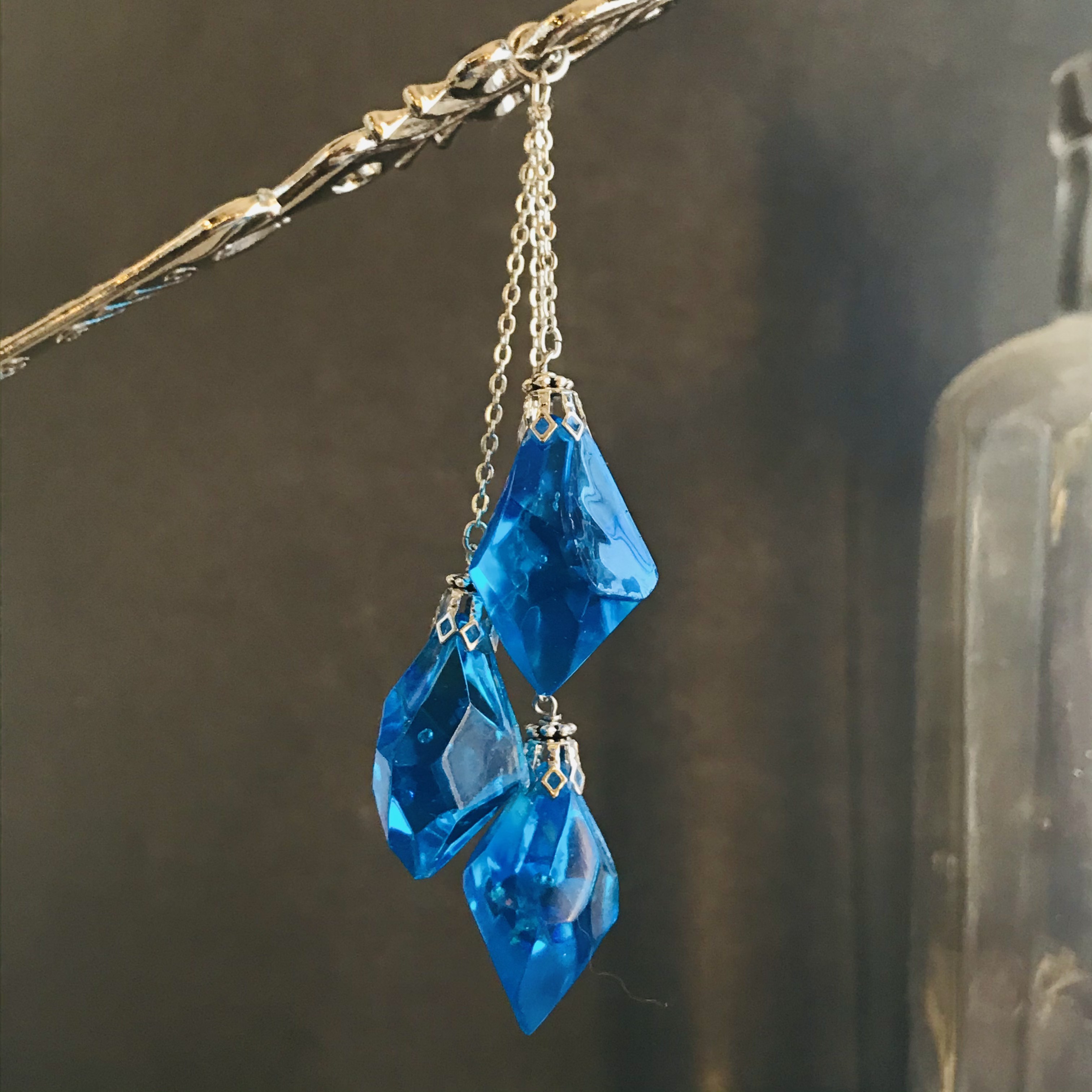 再販×19  夜の魔術部　　クリスタル型　青色　3つの　鉱石ドロップ　かんざし