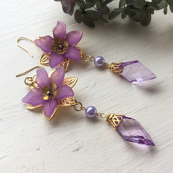 再販✖️7   イロアソビ　アクリル　紫のお花　ピアス　イヤリング 1枚目の画像