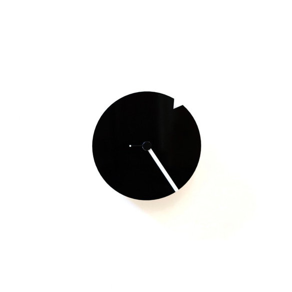 The Minimalist - 回転ダイヤル付きの白黒のアクリル時計 3枚目の画像