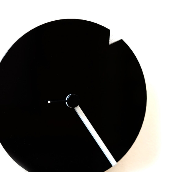 The Minimalist - 回転ダイヤル付きの白黒のアクリル時計 7枚目の画像