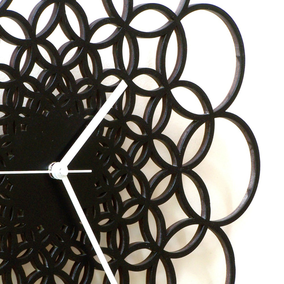 木製ウォールクロックRings - 41cm黒い幾何学的な壁時計 4枚目の画像