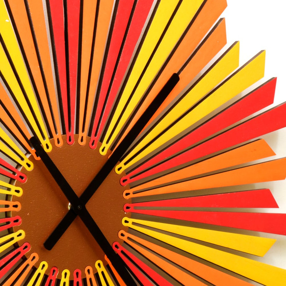 The Setting Sun (夕日) - 赤/オレンジの色合いの有機サンバースト木製壁掛け時計 8枚目の画像