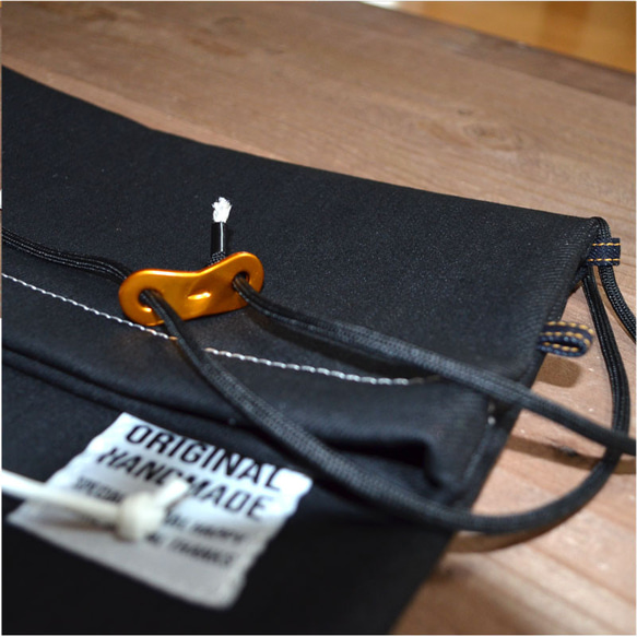 ブラックデニムのキレイ系スタイルにも合うサコッシュ　大きめサイズ 3枚目の画像