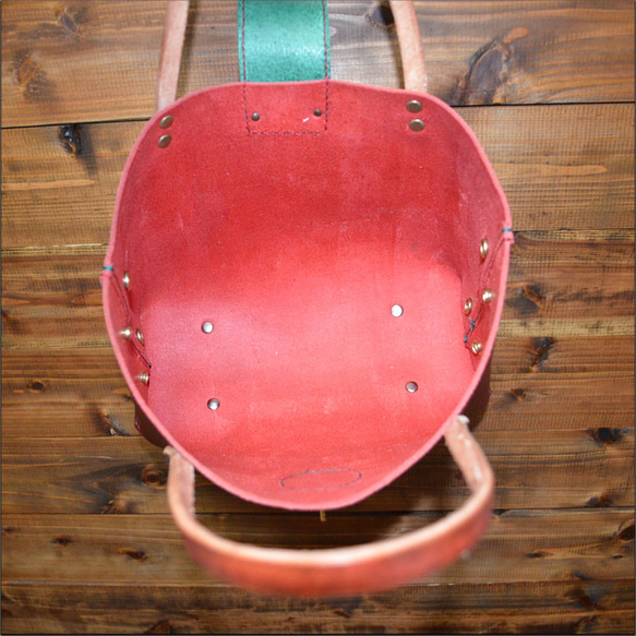 【1点もの】小さくてりんごのように可愛いミニレザーバッグ　仕切り→ポーチに早変わり 6枚目の画像