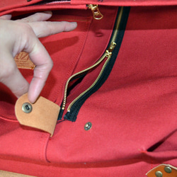 紅色帆布背包8號帆布背包上下有一個開合式緊固件 第8張的照片