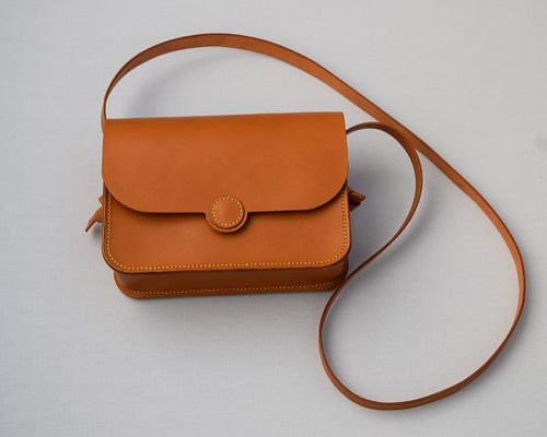 キャメルのヌメ革のショルダーバッグ ショルダーバッグ YOSI'S CRAFT