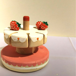 ヘアゴムをケーキに飾るように収納できる木製ケーキ    お祝い・プレゼントにも可愛いケーキ箱に入れてお届けします。 3枚目の画像