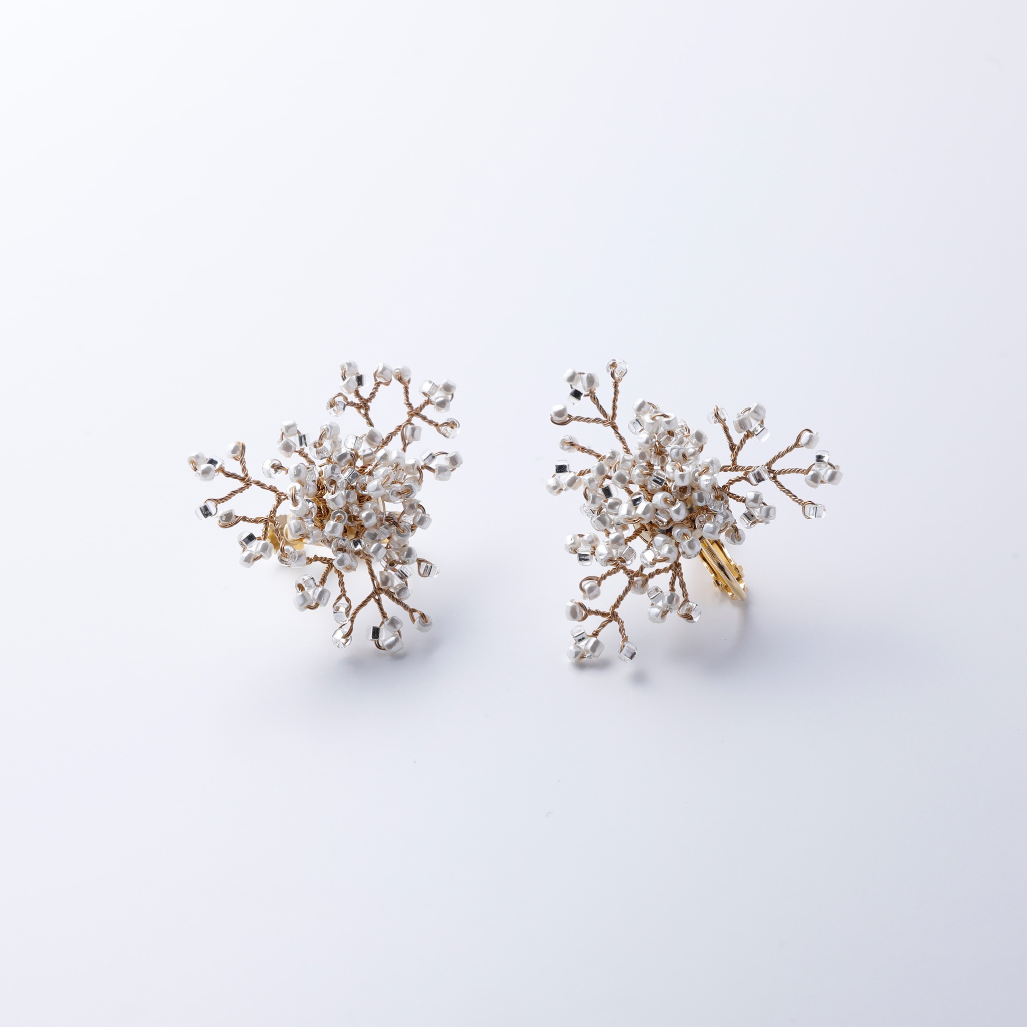 三つ葉イヤリング（パール）