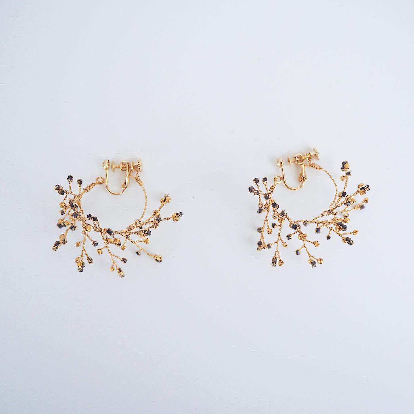 リーフフープイヤリング　[ブラック×ゴールド]