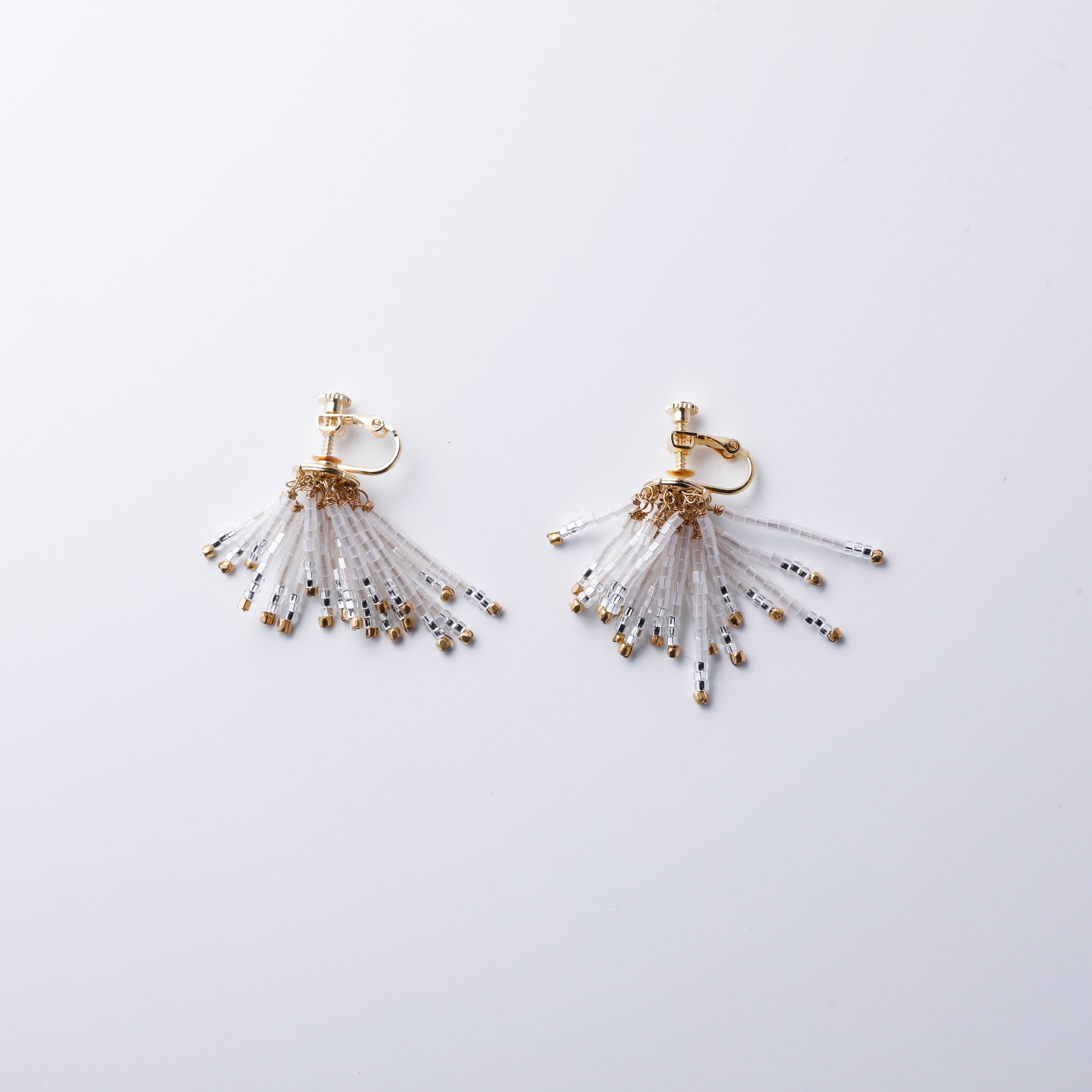 フリンジ イヤリング(ホワイト×シルバー)