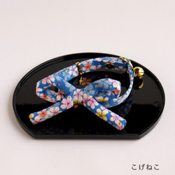 【猫用・３サイズから選べる】江戸猫首輪リボン付（大輪の桜・青） 1枚目の画像