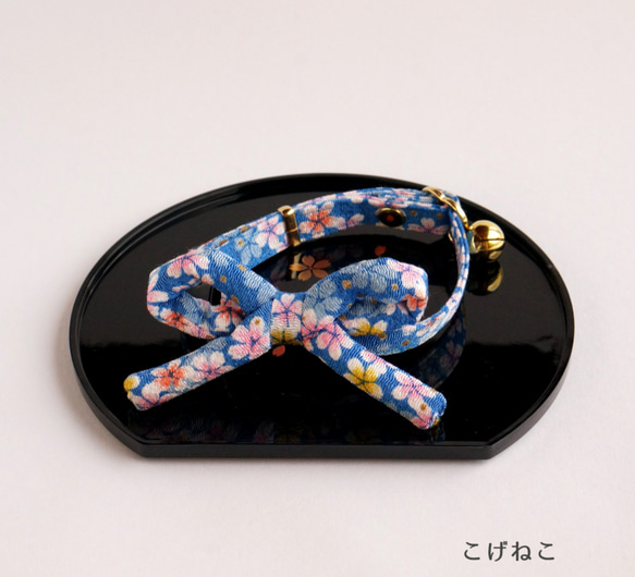 【猫用・３サイズから選べる】江戸猫首輪リボン付（大輪の桜・青） 1枚目の画像