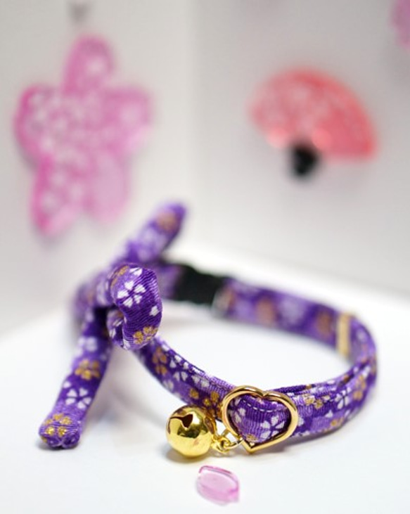 【猫用・３サイズから選べる】江戸猫首輪リボン付き（金欄紫に桜） 2枚目の画像