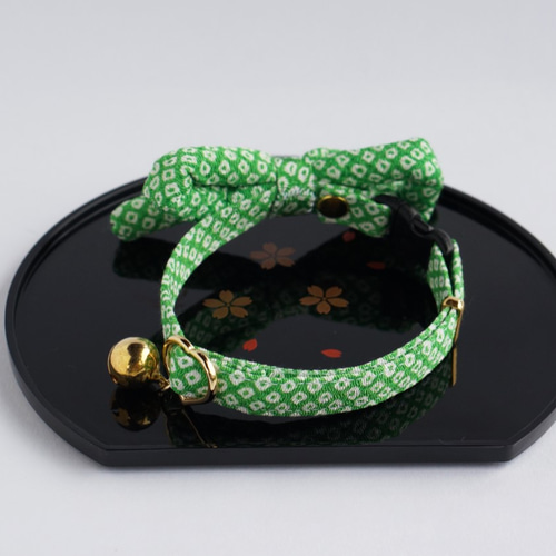 【No.6528】猫の首輪/ちりめん/緑色系/エメラルドグリーン【ハンドメイド】 猫の首輪 トリミングブレード くるくる模様 エメラルドグリーン
