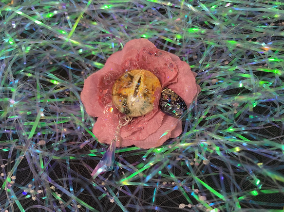 *見つめる花ブローチ* イエローアイ 1枚目の画像