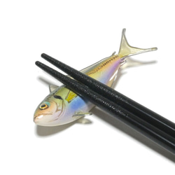 活潑的魚筷子休息（鯖魚） 第1張的照片