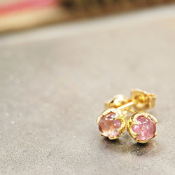 Crown Bezel Solitaire 耳環 粉紅色碧璽 第2張的照片